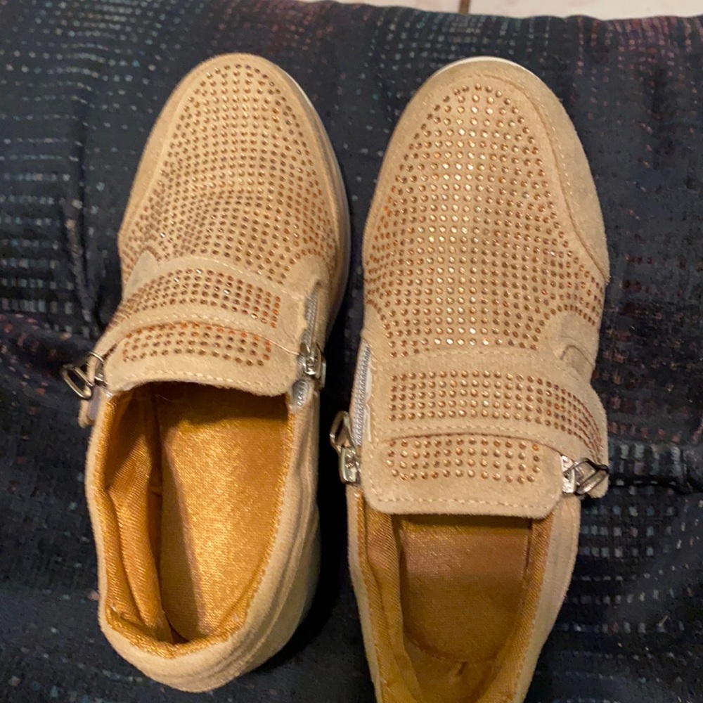 Brand new shies size 5 never been used